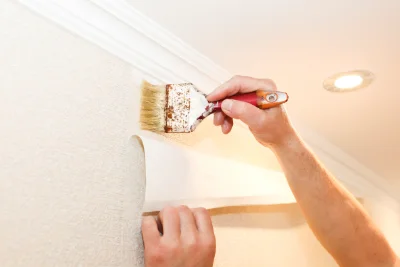 Pose de papier peint à Moyon Villages — revêtements muraux et toiles de verre